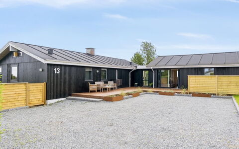 Nora - 100M from the Sea: Domicile, Toit, Maison, Chalet, Biens, Porte, Porche, Siding, Ferme, Ombre