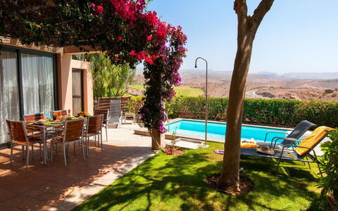 Salobre Golf Resort: Plante, Fleur, Ciel, Meubles, Bâtiment, Botanique, Fenêtre, Mobilier De Jardin, Ombre, Arbre