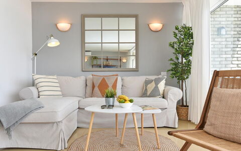 Charca Cm18: Ciel, Propriété, Meubles, Bâtiment, Table, Design Intérieur, Ombre, Plante, Loisir, Condominium