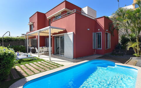 Vista Golf 22: Ciel, Propriété, Meubles, Bâtiment, Table, Design Intérieur, Ombre, Plante, Loisir, Condominium