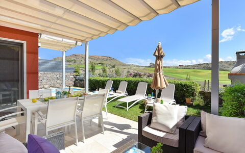 Vista Golf 22: Ciel, Propriété, Meubles, Bâtiment, Table, Design Intérieur, Ombre, Plante, Loisir, Condominium