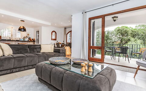 Gavarres: Meubles, Design Intérieur, Sol, Canapé, Sol, Bois, Pièce, Salon, Table, Plafond