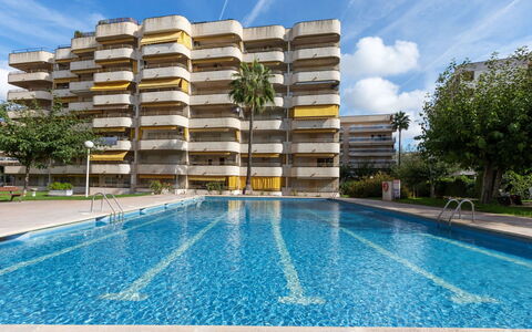 Salou 309: L'Eau, Nuage, Ciel, Plante, Propriété, Bâtiment, Piscine, Bleu Azur, Maison, Arbre