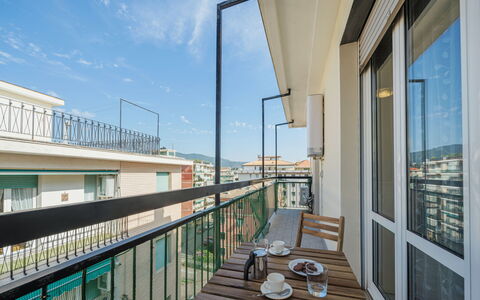 Enrico: Ciel, Propriété, Meubles, Bâtiment, Table, Design Intérieur, Ombre, Plante, Loisir, Condominium
