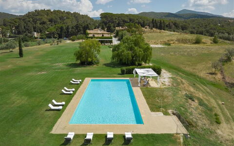 Villa Bagnoli: Nuage, Ciel, Propriété, Bâtiment, Plante, La Nature, Piscine, Arbre, L'Eau, Lot Terre