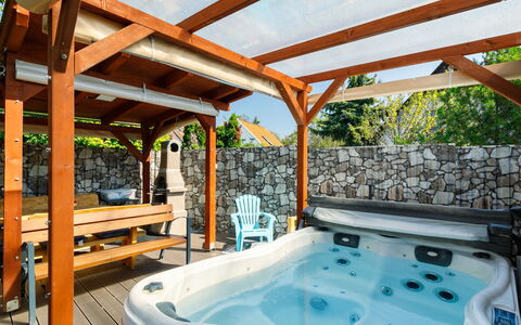 Particia: Ciel, Bâtiment, Propriété, Table, Meubles, Nuage, Montagne, Design Intérieur, Mobilier De Jardin, Bois
