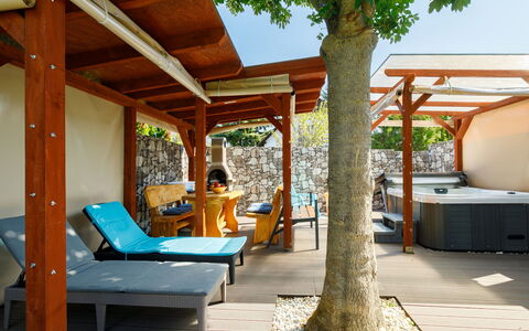 Particia: Ciel, Bâtiment, Propriété, Table, Meubles, Nuage, Montagne, Design Intérieur, Mobilier De Jardin, Bois