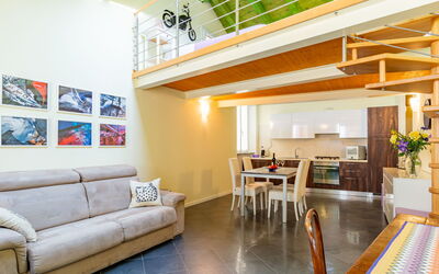 Baby 19.1: Ciel, Bâtiment, Propriété, Table, Meubles, Nuage, Montagne, Design Intérieur, Mobilier De Jardin, Bois