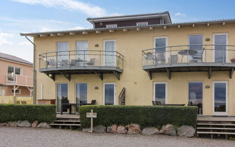 Caisa - 75M from the Sea: Meubles, Design Intérieur, Chaise, Sol, Table, Recours, Sol, Plafond, Pièce, Eco Hôtel