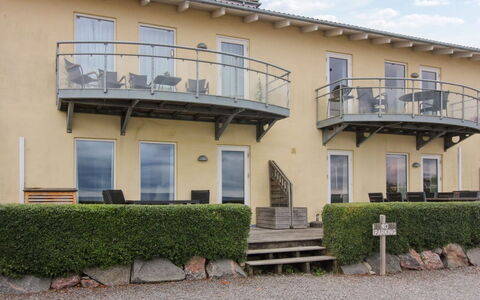 Caisa - 75M from the Sea: Meubles, Design Intérieur, Chaise, Sol, Table, Recours, Sol, Plafond, Pièce, Eco Hôtel