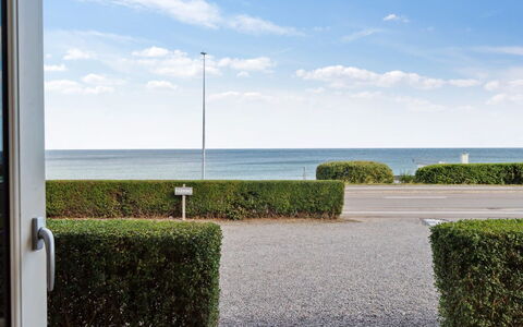 Caisa - 75M from the Sea: Meubles, Design Intérieur, Chaise, Sol, Table, Recours, Sol, Plafond, Pièce, Eco Hôtel