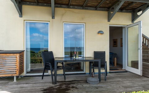 Caisa - 75M from the Sea: Meubles, Design Intérieur, Chaise, Sol, Table, Recours, Sol, Plafond, Pièce, Eco Hôtel