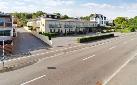 Caisa - 75M from the Sea: Meubles, Design Intérieur, Chaise, Sol, Table, Recours, Sol, Plafond, Pièce, Eco Hôtel