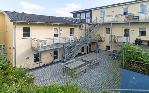 Caisa - 75M from the Sea: Meubles, Design Intérieur, Chaise, Sol, Table, Recours, Sol, Plafond, Pièce, Eco Hôtel