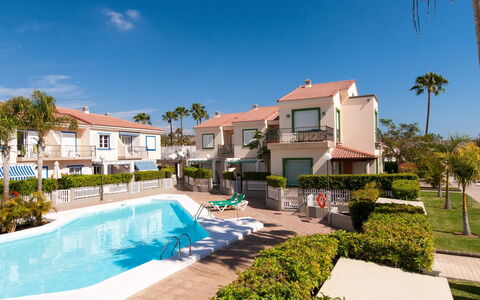 Pasito Blanco: L'Eau, Ciel, Plante, Piscine, Bleu, Bleu Azur, Arbre, Bâtiment, Architecture, Rectangle