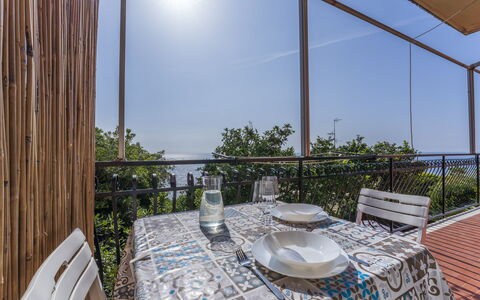A Due Passi da Camogli 2, Seaview, Wifi: Table, Ciel, Meubles, Propriété, Plante, Vaisselle, Chaise, Fenêtre, Bleu Azur, Bâtiment