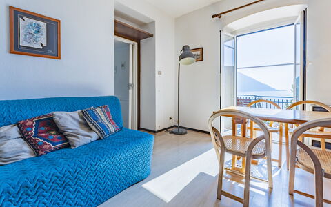 A Due Passi da Camogli, Seaview with Terrace, Wifi: Meubles, Propriété, Table, Cadre, Bleu, Bleu Azur, Bois, Confort, Design Intérieur