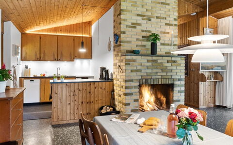 Fulla - 650M from the Sea: Bois, Meubles, Plafond, Design Intérieur, Cuisine, Luminaire, Domicile, Chaise, Brique, Comptoir