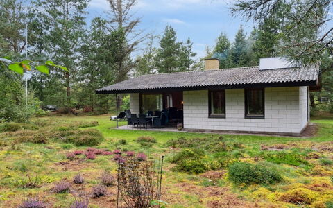 Fulla - 650M from the Sea: Herbe, Arbre, Maison, Toit, Domicile, Arbuste, Chalet, Lot Terre, Zone Rurale