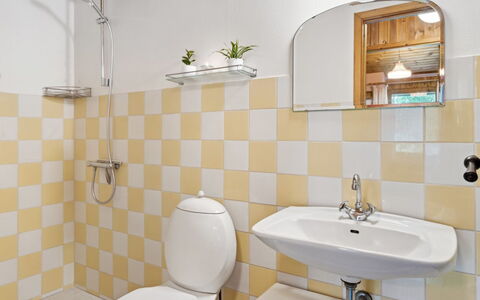 Fulla - 650M from the Sea: Salle De Bains, Siège De Toilette, Luminaire Plomberie, Toilette, Sol, Design Intérieur, Sol, Lavabo, Évier, Plomberie