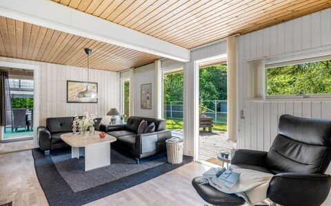 Meo - 30Km from the Sea: Toit, Maison, Domicile, Chalet, Porte, Siding, Plate-Forme, Porche, Planche, Dur
