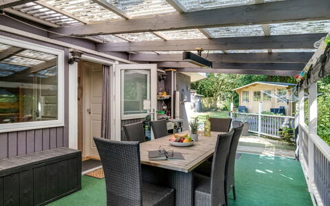 Meo - 30Km from the Sea: Toit, Maison, Domicile, Chalet, Porte, Siding, Plate-Forme, Porche, Planche, Dur