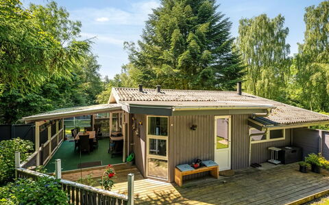 Meo - 30Km from the Sea: Toit, Maison, Domicile, Chalet, Porte, Siding, Plate-Forme, Porche, Planche, Dur