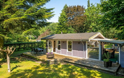 Meo - 30Km from the Sea: Toit, Maison, Domicile, Chalet, Porte, Siding, Plate-Forme, Porche, Planche, Dur