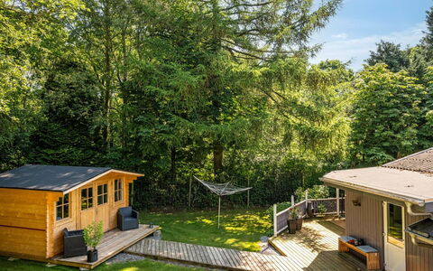 Meo - 30Km from the Sea: Toit, Maison, Domicile, Chalet, Porte, Siding, Plate-Forme, Porche, Planche, Dur