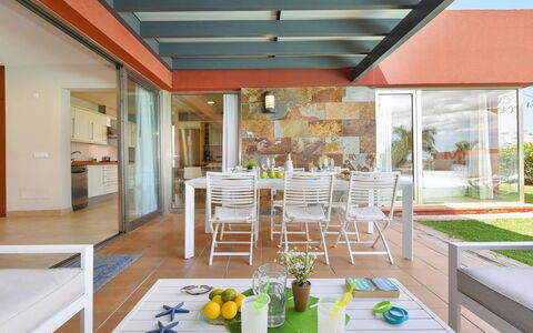 Tipo 2 Dormitorios: L'Eau, Ciel, Piscine, Arbre, Bleu Azur, Mobilier De Jardin, Balancelle, Loisir, Ombre, Arecales