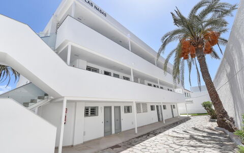 San Agustín 1002: L'Eau, Ciel, Piscine, Arbre, Bleu Azur, Mobilier De Jardin, Balancelle, Loisir, Ombre, Arecales
