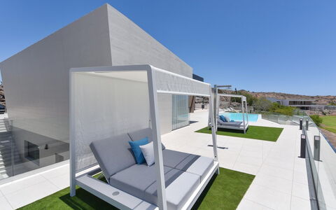 San Bartolomé de Tirajana 1001: L'Eau, Ciel, Piscine, Arbre, Bleu Azur, Mobilier De Jardin, Balancelle, Loisir, Ombre, Arecales