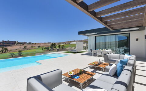 San Bartolomé de Tirajana 1001: L'Eau, Ciel, Piscine, Arbre, Bleu Azur, Mobilier De Jardin, Balancelle, Loisir, Ombre, Arecales