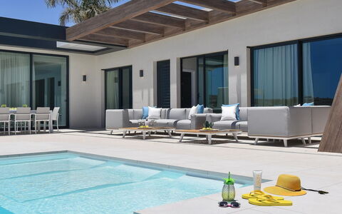 San Bartolomé de Tirajana 1001: L'Eau, Ciel, Piscine, Arbre, Bleu Azur, Mobilier De Jardin, Balancelle, Loisir, Ombre, Arecales