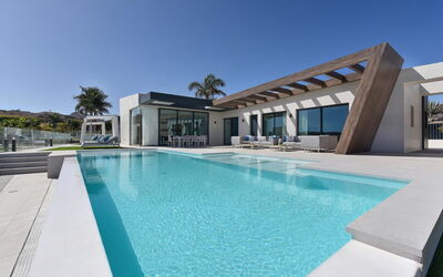 San Bartolomé de Tirajana 1001: L'Eau, Ciel, Piscine, Arbre, Bleu Azur, Mobilier De Jardin, Balancelle, Loisir, Ombre, Arecales