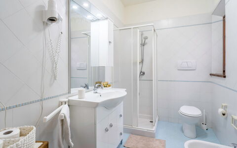 La Vecchia Fornace La Piastra Apartments - Abetone: Miroir, Robinet, Luminaire Plomberie, Propriété, Évier, Salle De Bains, Violet, Lavabo, Design Intérieur