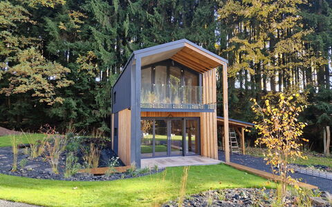 Luxe Timber Lodge & Yoga Loft: Plante, Ombre, Arbre, Lot Terre, Bois, Paysage Naturel, Herbe, Porte, Loisir, Zone Résidentielle