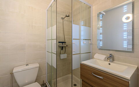 Salicornia: Miroir, Armoire De Toilette, Propriété, Robinet, Cabinetry, Luminaire Plomberie, Évier, Salle De Bains, Violet, Bâtiment