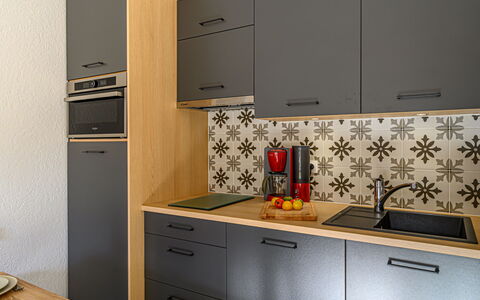 Salicornia: Cabinetry, Propriété, Comptoir, Meubles, Appareil De Cuisine, Cuisinière, Robinet, Cuisine, Tiroir, Evier