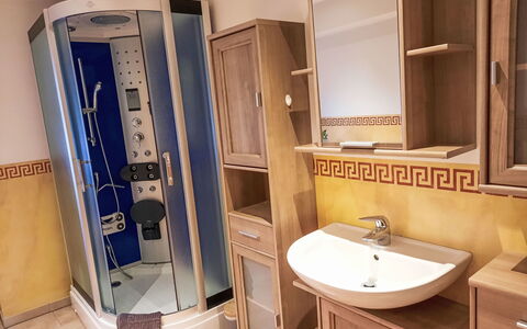 Neukirchen am Großvenediger 700: Miroir, Robinet, Évier, Luminaire Plomberie, Lavabo, Salle De Bains, Design Intérieur, Bois, Plomberie, Bâtiment