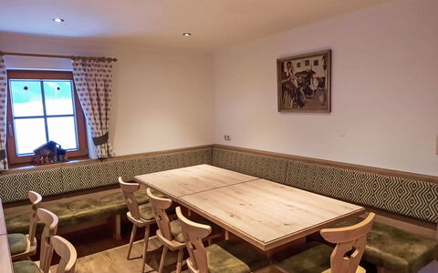 Neukirchen am Großvenediger 700: Table, Propriété, Meubles, Chaise, Fenêtre, Bois, Design Intérieur, Éclairage, Bâtiment, Sol