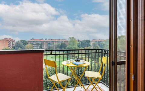 Ripamonti View Apartment: Meubles, Propriété, Ciel, Bâtiment, Fenêtre, Table, Bois, Ombre, Chaise, Porche