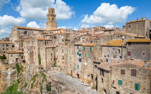 Il Piccione: Nuage, Ciel, Bâtiment, Plante, Fenêtre, Maison, Paysage, Façade, Ville, Toit