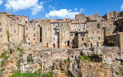 Il Piccione: Nuage, Ciel, Bâtiment, Plante, Fenêtre, Paysage, Ville, Façade, Histoire Ancienne