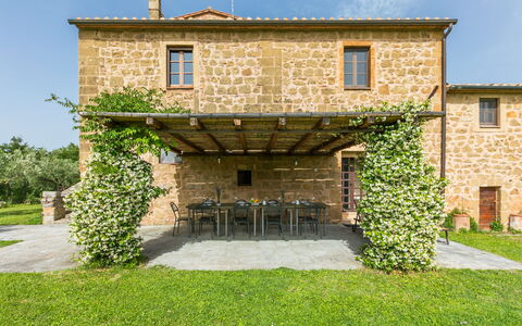 Il Piccione: Meubles, Propriété, Ciel, Bâtiment, Fenêtre, Table, Bois, Ombre, Chaise, Porche