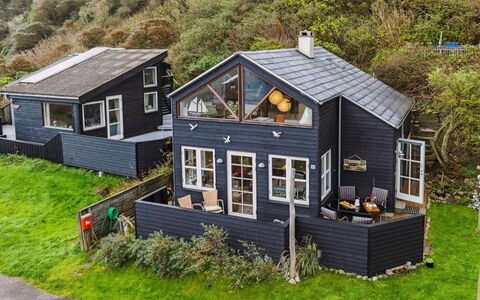 Benni - 75M to the Fjord: Bleu, Arbuste, Chalet, Couverture De Sol, Jardin, Biens, Ombre, Aménagement Paysager, Ferme, Eco Hôtel