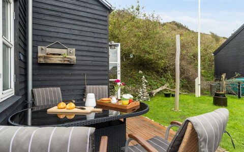 Benni - 75M to the Fjord: Bleu, Arbuste, Chalet, Couverture De Sol, Jardin, Biens, Ombre, Aménagement Paysager, Ferme, Eco Hôtel