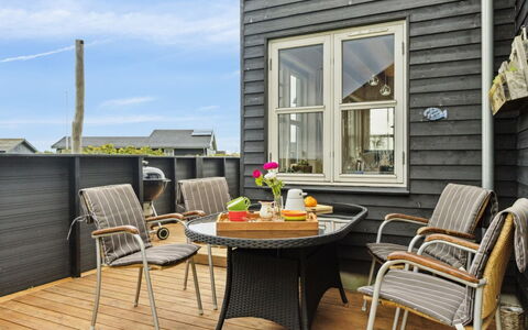 Benni - 75M to the Fjord: Bleu, Arbuste, Chalet, Couverture De Sol, Jardin, Biens, Ombre, Aménagement Paysager, Ferme, Eco Hôtel