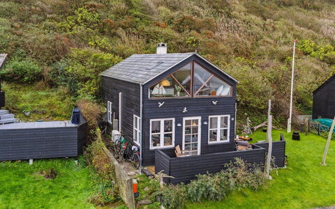 Benni - 75M to the Fjord: Bleu, Arbuste, Chalet, Couverture De Sol, Jardin, Biens, Ombre, Aménagement Paysager, Ferme, Eco Hôtel
