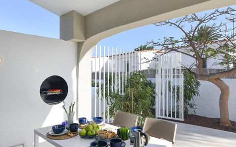 Velsuites 4: Table, Meubles, Plante, Bâtiment, Plante D'Appartement, Bleu Azur, Vaisselle, Design Intérieur, Ombre, Pot De Fleur